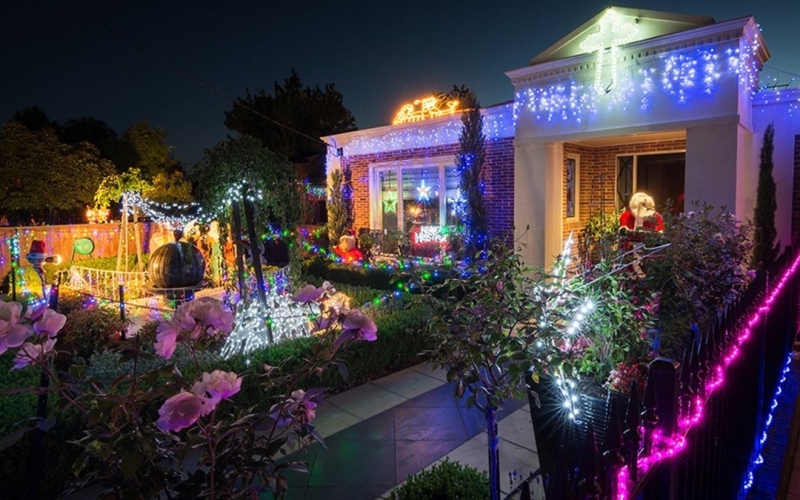 The Ivanhoe East Boulevard lights up Christmas every year. Credit image: https://www.banyule.vic.gov.au