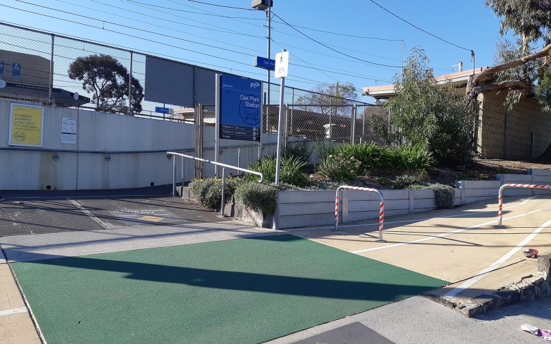 Oak Park Station is on the Craigieburn line, connecting Craigieburn and Melbourne CBD. Credit image: upload.wikimedia.org/