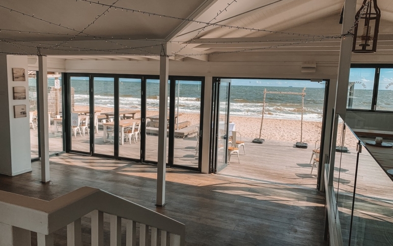 Sandbar Beach Cafe offers a great beachside view. Credit image: https://www.facebook.com/SandbarBeachCafe