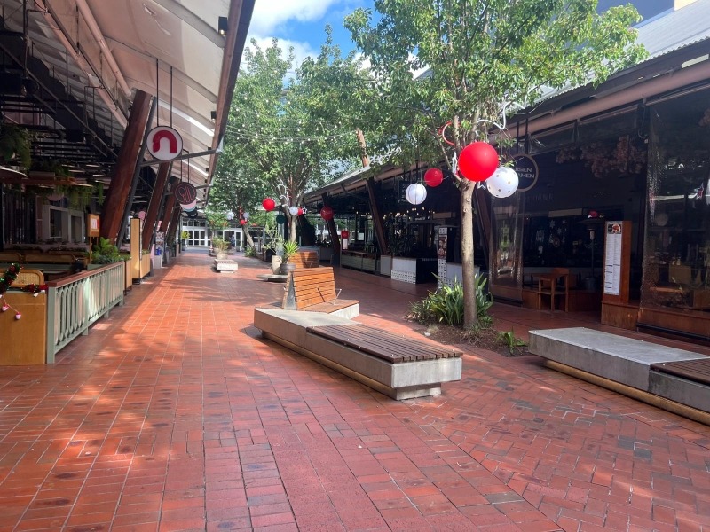 Knox O'Zone is filled with cafes, restaurants and bars. It is highly popular on weekends and evenings.