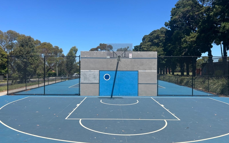 Scoresby has a number of public amenities including basketball and tennis courts.